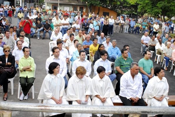 Prefeito Vladimir Azevedo em comemoração ao dia do trabalho participa de missa junto com servidores municipais missa no patio prefeitura